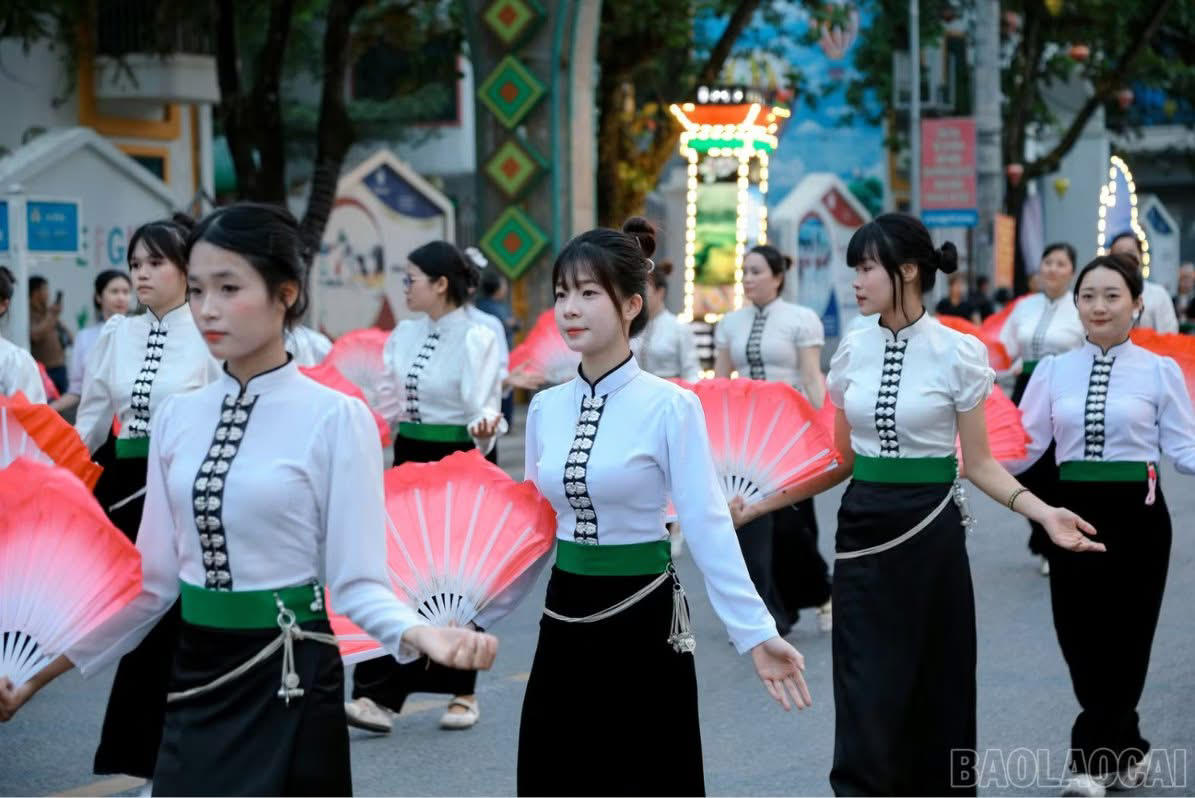 Những cô gái Thái tham gia diễu diễn đường phố và diễn xướng trong màn đại Xoè 2026. Ảnh báo LC.