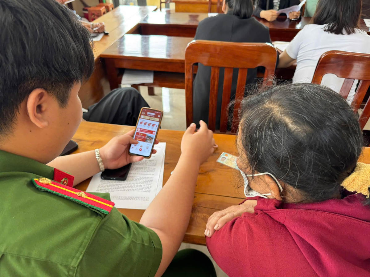 Chương trình “Đồng hành cùng nhân dân chuyển đổi số”, hỗ trợ người dân nâng cao kỹ năng số và tiếp cận các dịch vụ số thiết yếu. Ảnh: T.L.