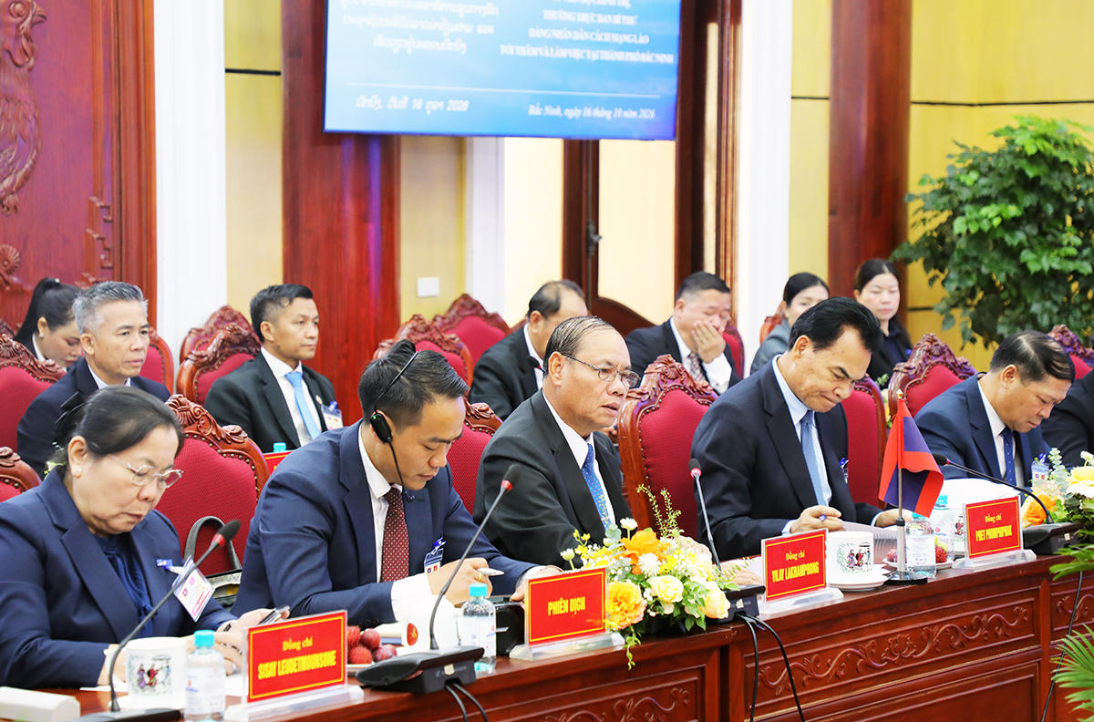 Đoàn đại biểu cấp cao Đảng Nhân dân Cách mạng Lào do ông Vilay Lakhamphong, Ủy viên Bộ Chính trị, Thường trực Ban Bí thư Trung ương Đảng Nhân dân Cách mạng Lào làm Trưởng đoàn, đến thăm và làm việc tại thành phố Bắc Ninh. Ảnh: bacninh.gov.vn