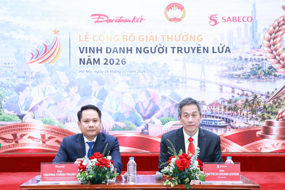 Ông Trương Thành Trung, Ủy viên Ủy ban Trung ương Mặt trận Tổ quốc Việt Nam, Bí thư Đảng ủy, Tổng Biên tập Báo Đại đoàn kết, Trưởng Ban Tổ chức chương trình và ông Lester Tan, Tổng Giám đốc Tổng Công ty Cổ phần Bia – Rượu – Nước giải khát Sài Gòn (SABECO) trao đổi, trả lời câu hỏi của các phóng viên tại Lễ công bố Chương trình “Vinh danh Người truyền lửa” cấp quốc gia năm 2026. Ảnh: Quang Vinh.