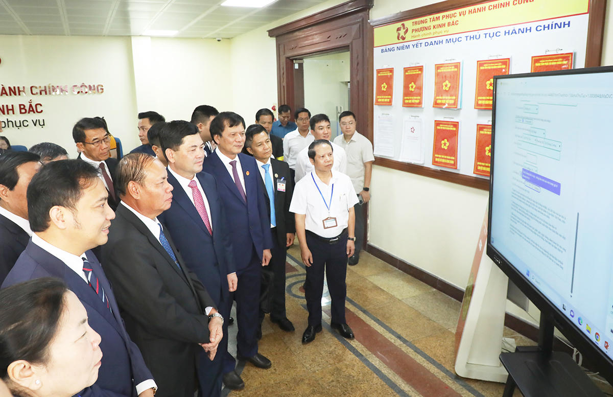 Đoàn đại biểu tham quan hoạt động của Trung tâm Phục vụ hành chính công phường Kinh Bắc. Ảnh: bacninh.gov.vn