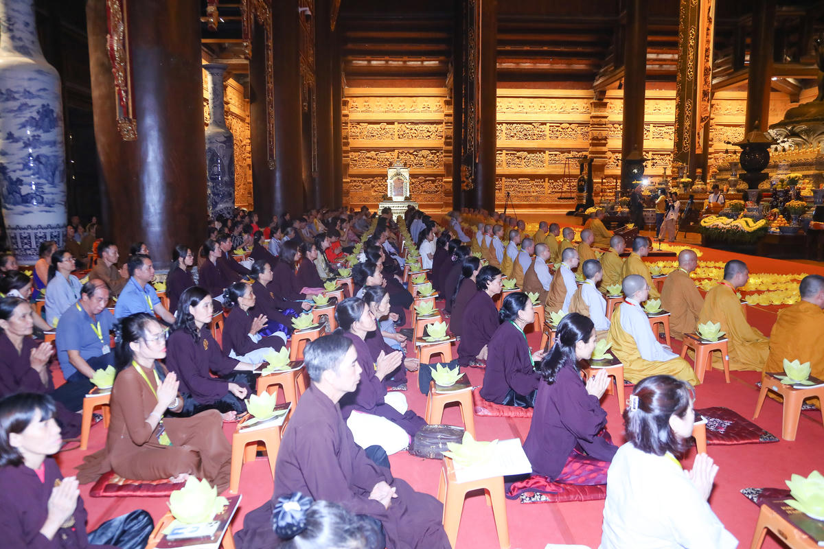 Các đại biểu, chư tôn đức và người tham dự cùng hướng lòng về những ước nguyện bình an, hòa hợp và phát triển. Ảnh: Lê Khánh