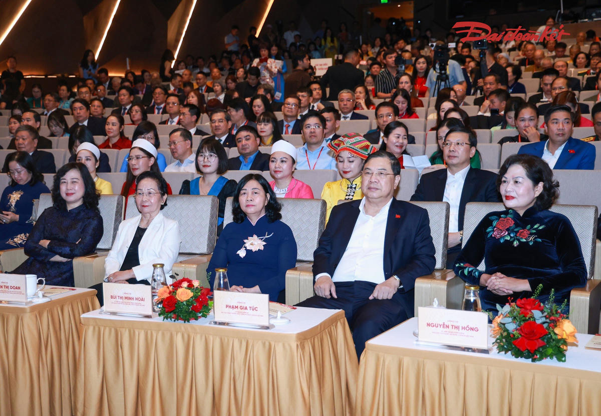 Bà Bùi Thị Minh Hoài - Ủy viên Bộ Chính trị, Bí thư Trung ương Đảng, Bí thư Đảng ủy Dân vận, Mặt trận và các đoàn thể Trung ương, Chủ tịch Ủy ban Trung ương MTTQ Việt Nam và các đại biểu tham dự chương trình. Ảnh: Quang Vinh.