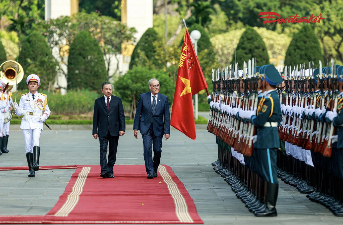 Tổng Bí thư, Chủ tịch nước Tô Lâm và Tổng thống Liên bang Thụy Sĩ Guy Parmelin duyệt Đội danh dự Quân đội nhân dân Việt Nam tại lễ đón. Ảnh: Minh Nam