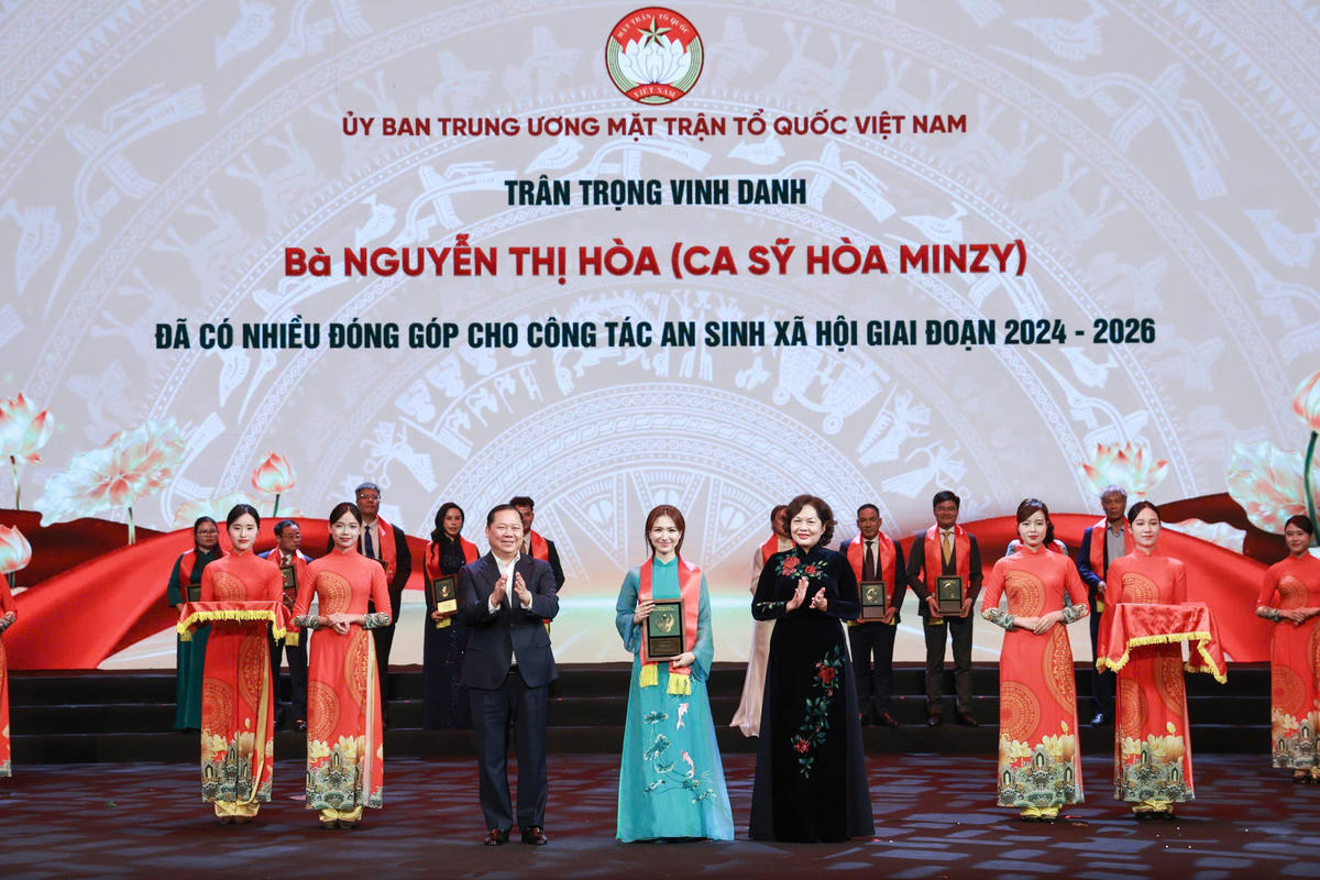 Bà Nguyễn Thị Hồng - Ủy viên Trung ương Đảng, Phó Chủ tịch Quốc hội và ông Nguyễn Phi Long - Ủy viên Trung ương Đảng, Phó Bí thư thường trực Đảng ủy Dân vận, Mặt trận và các đoàn thể Trung ương biểu dương, vinh danh các tập thể, cá nhân có nhiều đóng góp cho công tác an sinh xã hội. Ảnh Quang Vinh