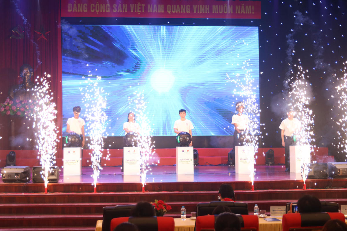 Các đại biểu thực hiện nghi thức phát động hưởng ứng “Thanh niên Việt Nam nói không với thuốc lá - Chọn sức khỏe, chọn tương lai”.