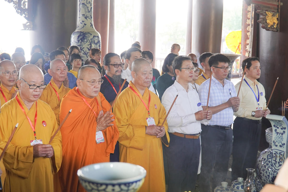 Hòa thượng Thích Thọ Lạc – Ủy viên Ban Thường trực HĐTS, Trưởng ban Văn hóa Trung ương GHPGVN cùng các đại biểu khách quý thành kính niêm hương, bạch Phật tại Tam bảo - Tam quan nội chùa Tam Chúc. Ảnh: Đình Minh