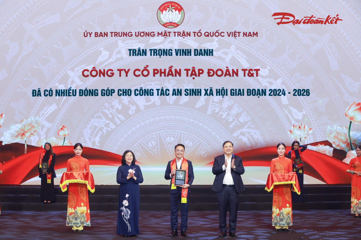 Chủ tịch Ủy ban Trung ương MTTQ Việt Nam Bùi Thị Minh Hoài và Phó Thủ tướng Thường trực Chính phủ Phạm Gia Túc vinh danh Công ty Cổ phần Tập đoàn T&T.