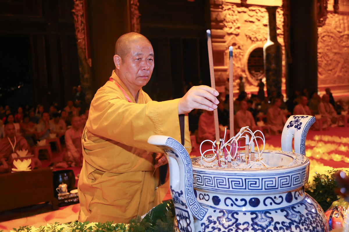 Hòa thượng Thích Thọ Lạc - Ủy viên Ban Thường trực Hội đồng trị sự, Trưởng ban Văn hóa Trung ương GHPG Việt Nam dâng hương tại lễ cầu an. Ảnh: Lê Khánh
