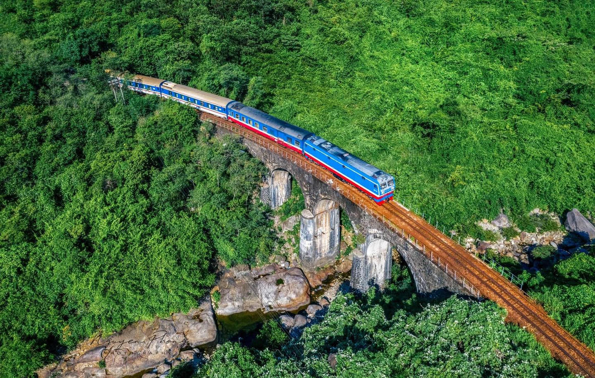Tàu Kết nối di sản miền Trung Huế – Đà Nẵng lọt Top 10 hành trình đường sắt đẹp nhất thế giới