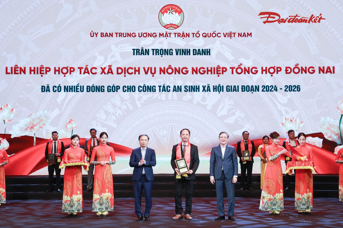 Phó Bí thư Đảng ủy Dân vận, Mặt trận và các đoàn thể Trung ương Phạm Tất Thắng và Phó Chủ tịch Ủy ban Trung ương MTTQ Việt Nam, Chủ tịch Hội Nông dân Việt Nam Lương Quốc Đoàn vinh danh Liên hiệp Hợp tác xã dịch vụ nông nghiệp tổng hợp Đồng Nai.