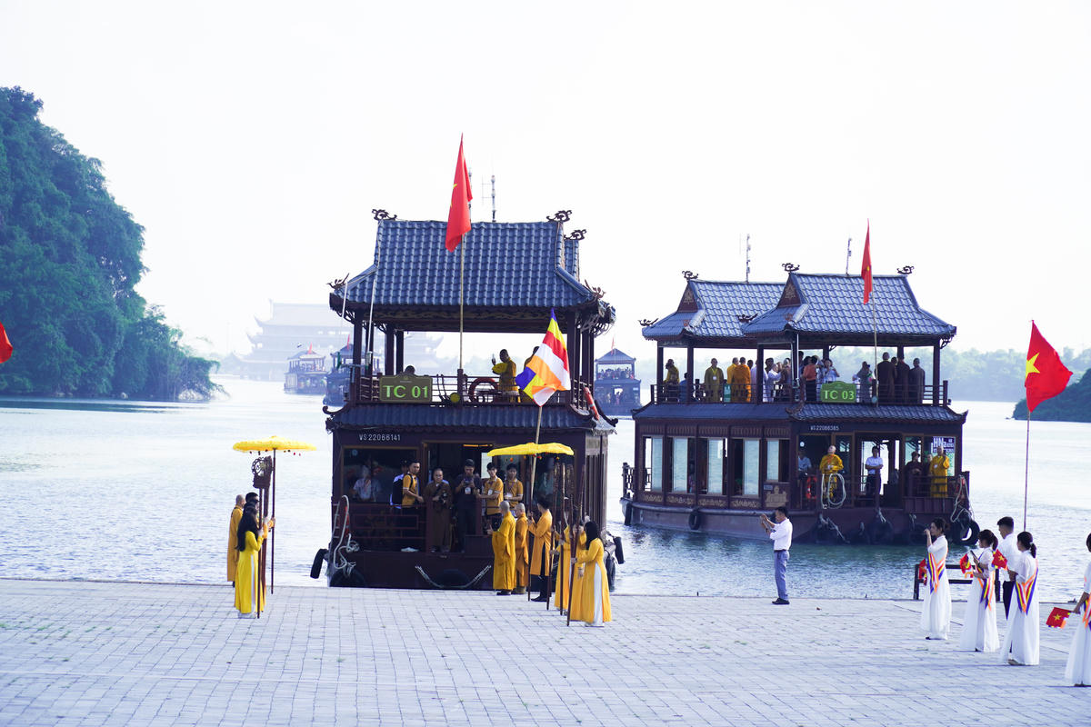 Chư Tôn đức lãnh đạo GHPGVN, Chư Tôn đức Ban Văn hoá Trung ương GHPGVN và các đại biểu, phật tử đã có hành trình trải nghiệm và thiền định trên du thuyền tại khu du lịch Tam Chúc. Ảnh: Đình Minh