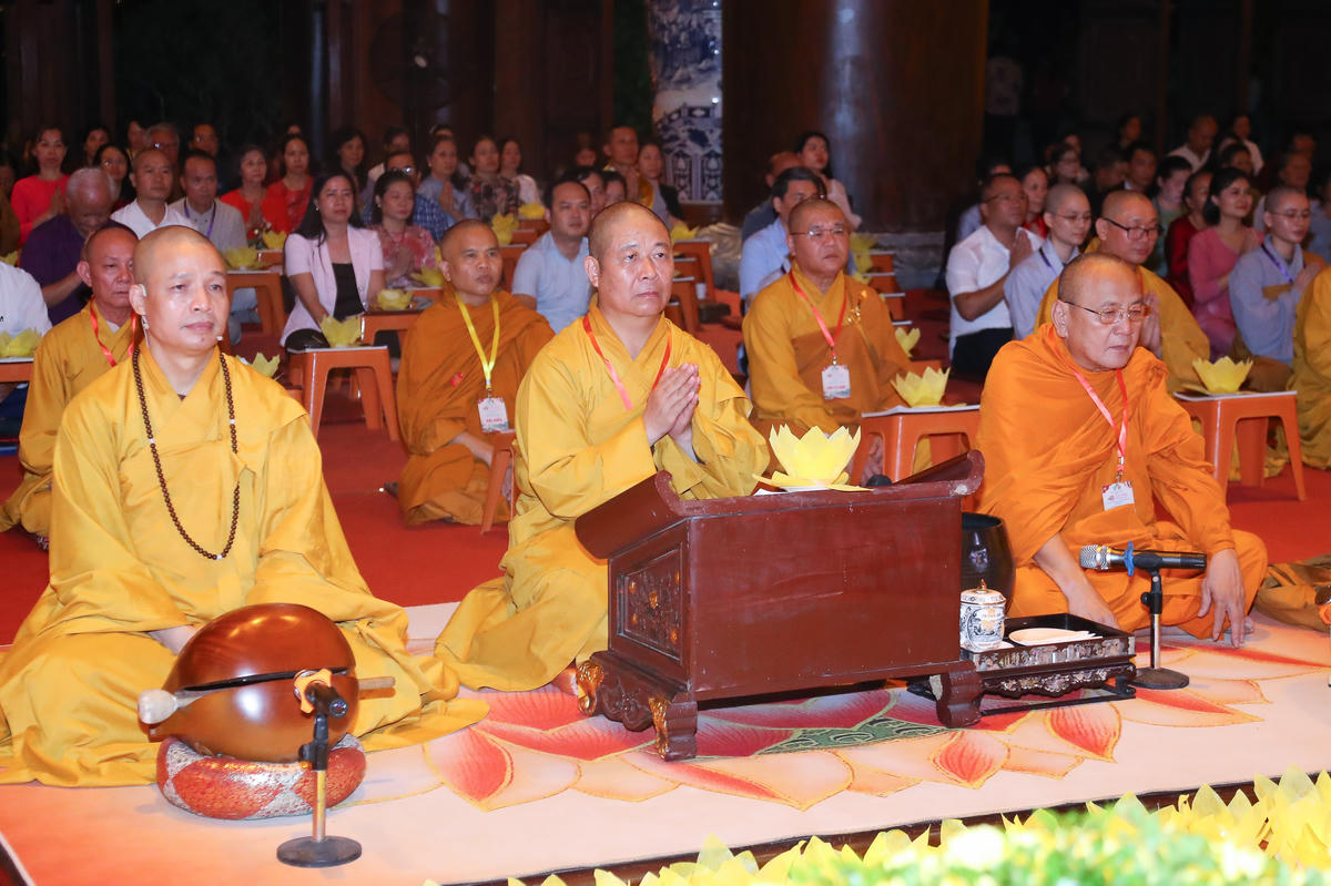 Dự khóa lễ có sự hiện diện của Hòa thượng Thích Thọ Lạc - Ủy viên Ban Thường trực Hội đồng trị sự, Trưởng ban Văn hóa Trung ương GHPG Việt Nam; Hòa thượng Thích Bửu Chánh - Ủy viên Ban Thường trực Hội đồng trị sự, Phó Trưởng Ban Văn hóa Trung ương GHPG Việt Nam; Thượng tọa Thích Minh Quang - Ủy viên Thư ký Hội đồng trị sự - Phó Trưởng ban Thường trực Ban Trị sự GHPG Việt Nam tỉnh Ninh Bình cùng chư tôn đức Văn phòng Ban Văn hóa Trung ương GHPG Việt Nam, chư tôn đức Hội đồng trị sự, Ban Văn hóa Trung ương, các ban, ngành, viện Trung ương; cùng đông đảo phật tử, nhân dân và đại biểu tham dự chuỗi hoạt động kỷ niệm. Ảnh: Lê Khánh