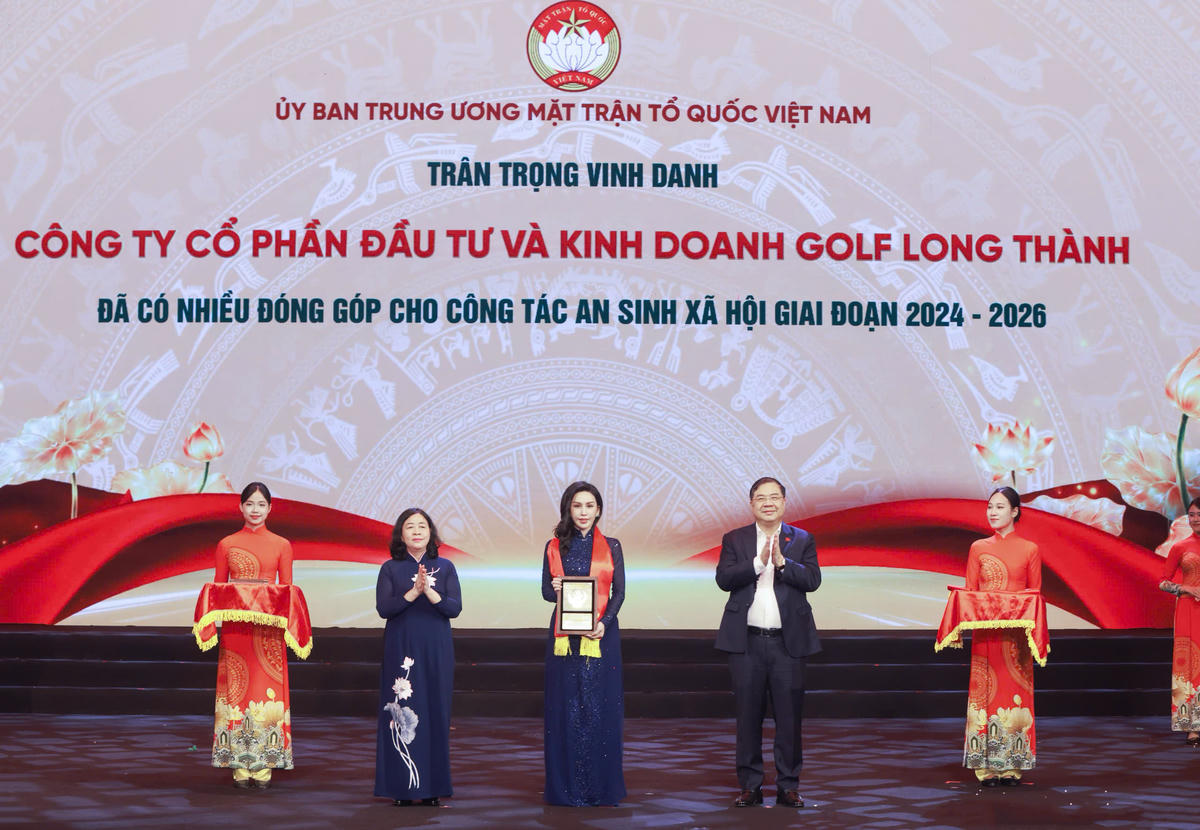 Chủ tịch UBTƯ MTTQ Việt Nam Bùi Thị Minh Hoài và Phó Thủ tướng Thường trực Chính phủ Phạm Gia Túc biểu dương, vinh danh các tập thể, cá nhân có nhiều đóng góp cho công tác an sinh xã hội. Ảnh: Quang Vinh
