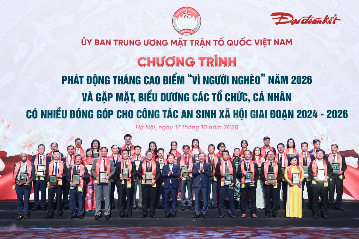 Phó Bí thư Đảng ủy Dân vận, Mặt trận và các đoàn thể Trung ương Phạm Tất Thắng và Phó Chủ tịch Ủy ban Trung ương MTTQ Việt Nam, Chủ tịch Hội Nông dân Việt Nam Lương Quốc Đoàn vinh danh các đại biểu tại chương trình.