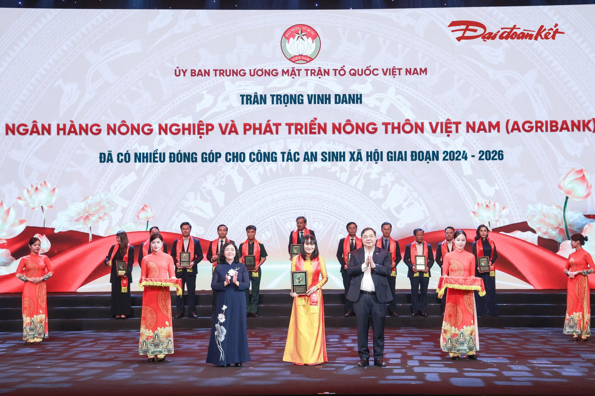 Chủ tịch Ủy ban Trung ương MTTQ Việt Nam Bùi Thị Minh Hoài và Phó Thủ tướng Thường trực Chính phủ Phạm Gia Túc biểu dương, vinh danh Ngân hàng Agribank.