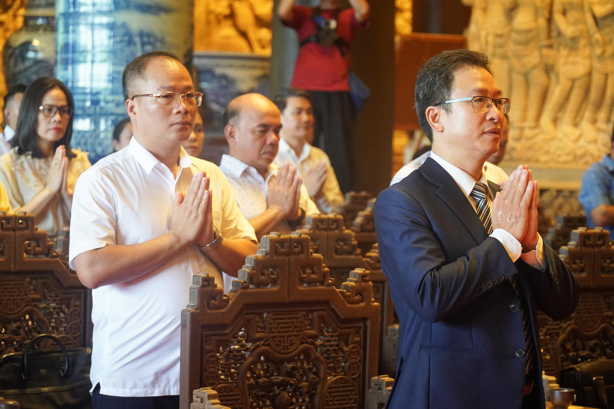 Ông Nguyễn Văn Thanh – Ủy viên Đoàn Chủ tịch, Trưởng ban Dân tộc và Tôn giáo, UBTƯ MTTQ Việt Nam và ông Nguyễn Đăng Khang - Phó Tổng Biên tập Báo Đại Đoàn kết dự buổi triển lãm và thiền trà thư pháp với chủ đề 'Thư pháp Quốc ngữ trong không gian văn hóa Phật giáo: Nền tảng, giá trị và hướng phát triển',. Ảnh: Đình Minh