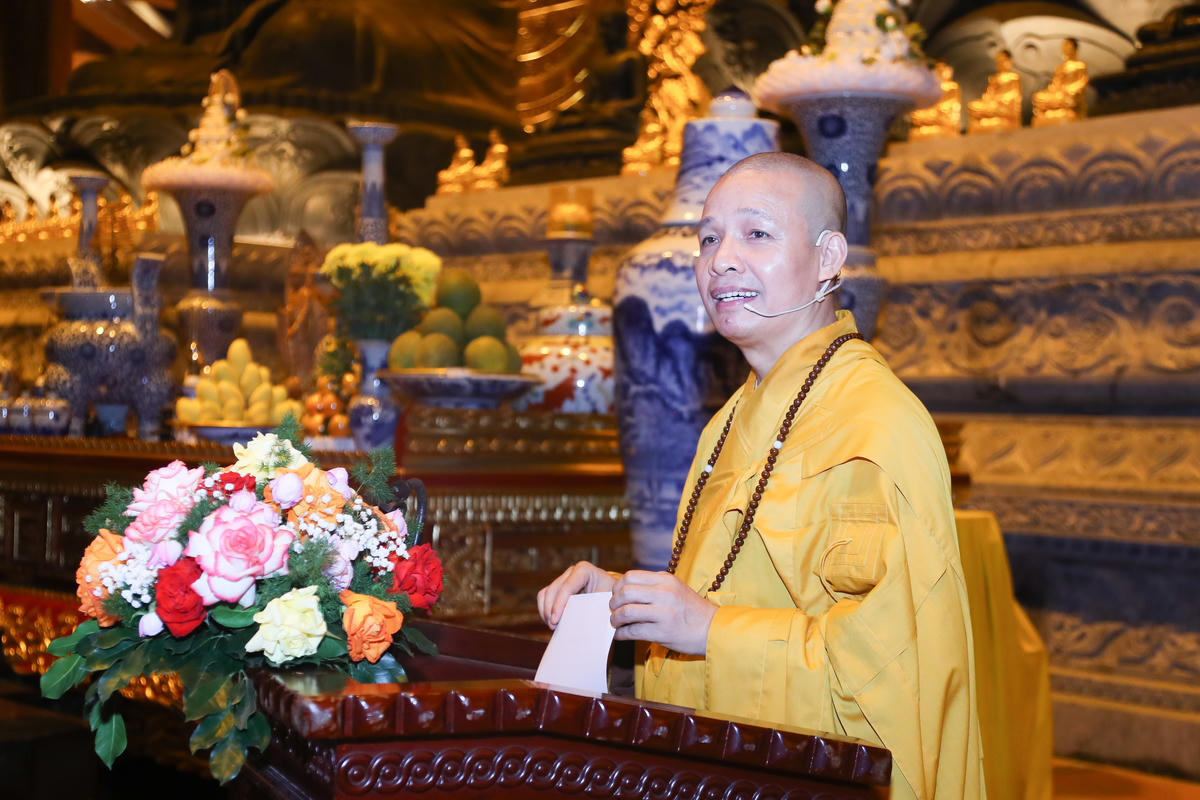 Thượng tọa Thích Minh Quang chia sẻ về ý nghĩa của nghi thức hoa đăng. Ảnh: Lê Khánh