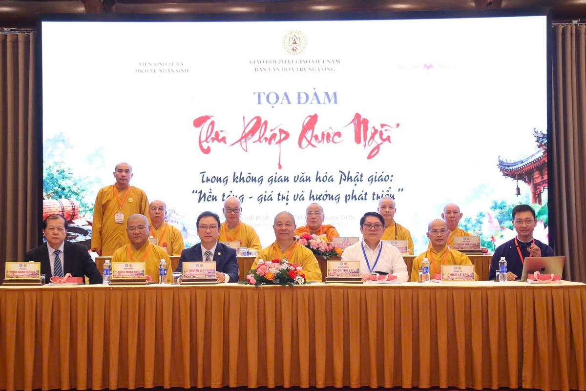 Ngay sau đó, đã diễn ra buổi tọa đàm với chủ đề 'Thư pháp Quốc ngữ trong không gian văn hóa Phật giáo: Nền tảng, giá trị và hướng phát triển'. Ảnh: Lê Khánh 