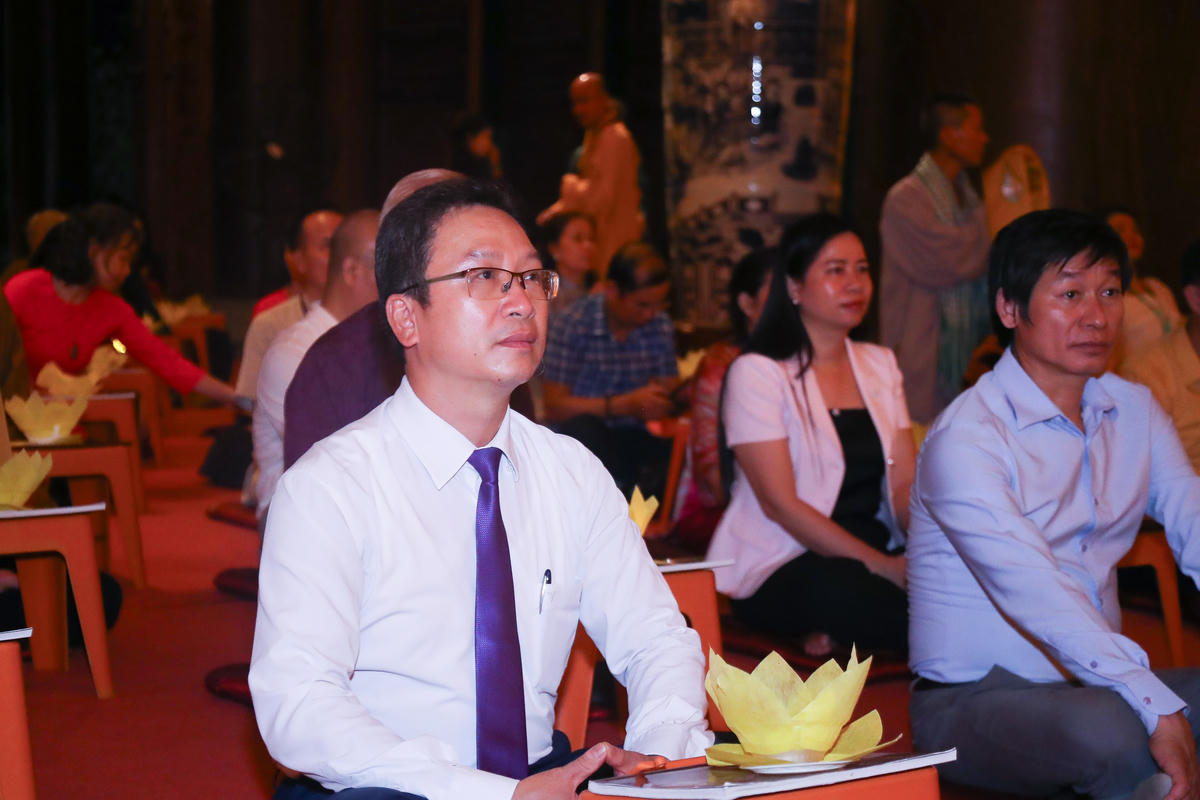 Nghi thức dâng đăng là một trong những điểm nhấn của chương trình, thể hiện khát vọng hướng thiện và tinh thần từ bi trong văn hóa Phật giáo. Ảnh: Lê Khánh