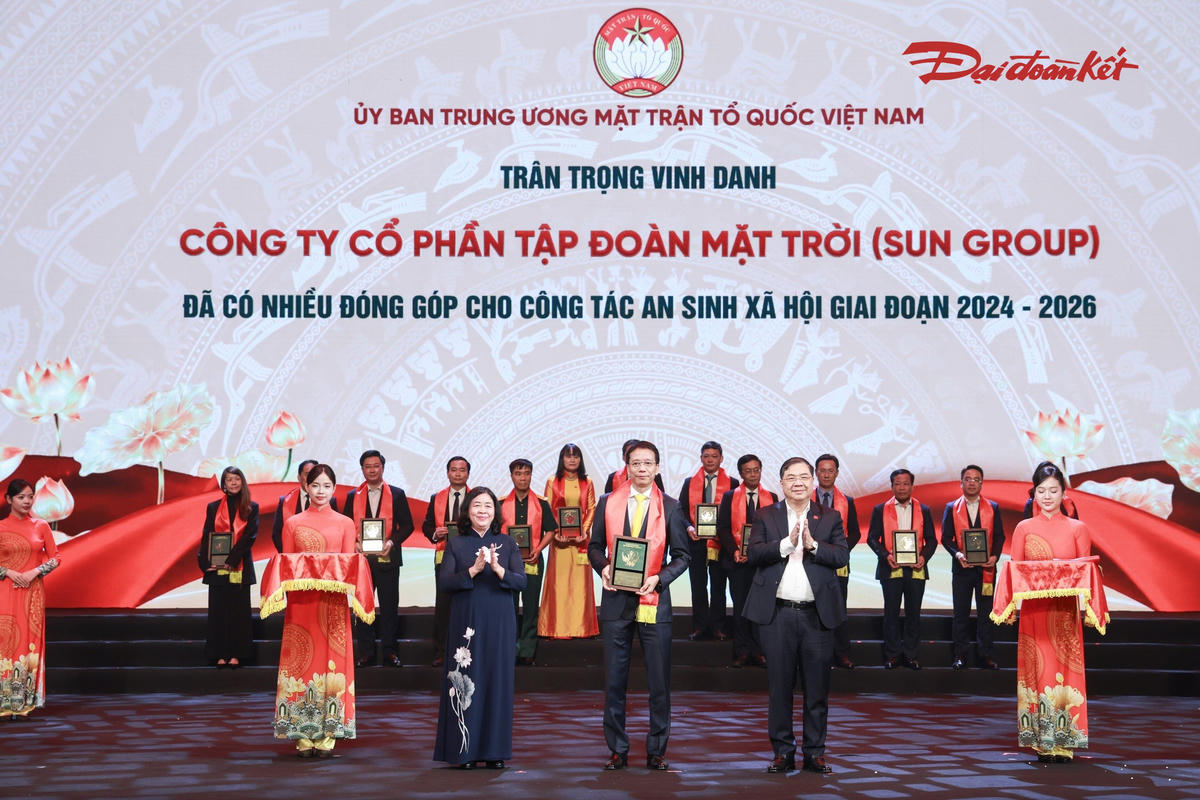 Chủ tịch Ủy ban Trung ương MTTQ Việt Nam Bùi Thị Minh Hoài và Phó Thủ tướng Thường trực Chính phủ Phạm Gia Túc biểu dương, vinh danh Công ty Cổ phần Tập đoàn Mặt trời (Sun Group).