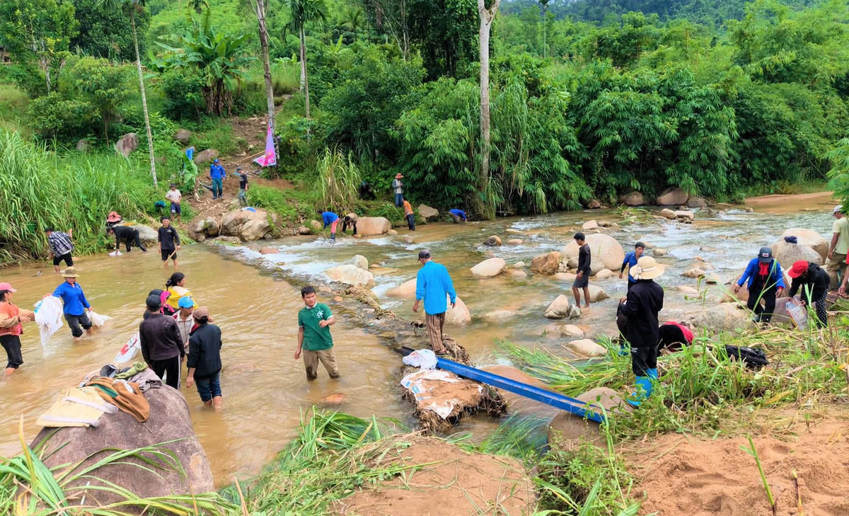 Tuổi trẻ xã Trà Vân cùng đơn vị tình nguyện xây dựng cầu treo dân sinh qua suối Nước Ru. Ảnh: TV.