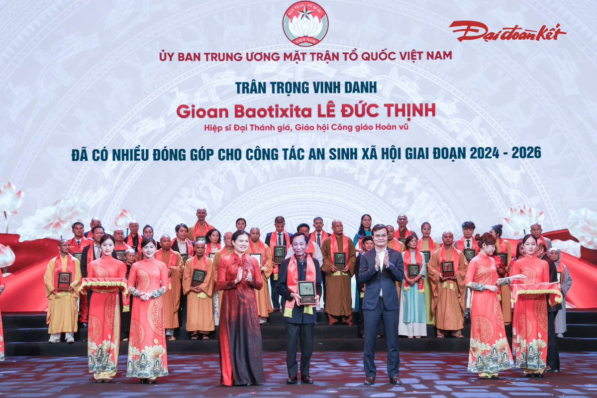 Phó Chủ tịch - Tổng Thư ký Ủy ban Trung ương MTTQ Việt Nam Hà Thị Nga và Phó Chủ tịch Ủy ban Trung ương MTTQ Việt Nam, Bí thư thứ nhất Trung ương Đoàn TNCS Hồ Chí Minh Bùi Quang Huy vinh danh Hiệp sĩ Đại Thánh giá Lê Đức Thịnh.
