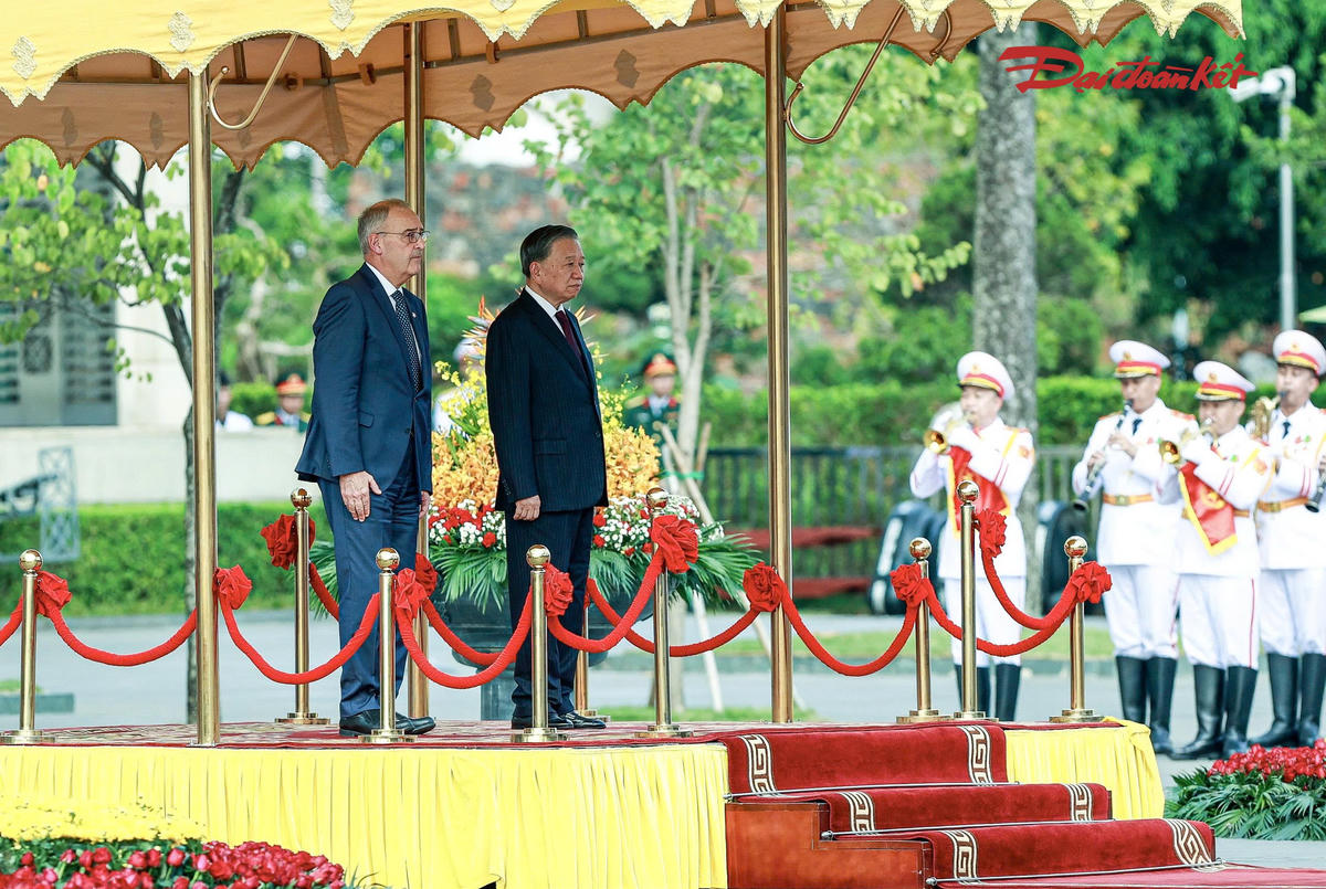 Tổng Bí thư, Chủ tịch nước Tô Lâm và Tổng thống Liên bang Thụy Sĩ Guy Parmelin nghe Quân nhạc cử Quốc thiều hai nước.
Ảnh: Minh Nam