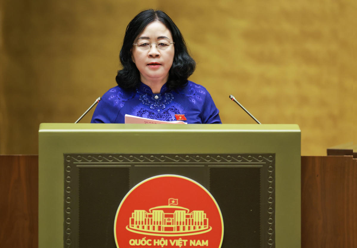 Ủy viên Bộ Chính trị, Bí thư Trung ương Đảng, Bí thư Đảng ủy MTTQ, các đoàn thể Trung ương, Chủ tịch Ủy ban Trung ương MTTQ Việt Nam Bùi Thị Minh Hoài trình bày Báo cáo một số nội dung chủ yếu tổng hợp ý kiến, kiến nghị của cử tri và Nhân dân cả nước gửi tới Kỳ họp thứ Hai, Quốc hội khóa XVI. Ảnh: Quang Vinh