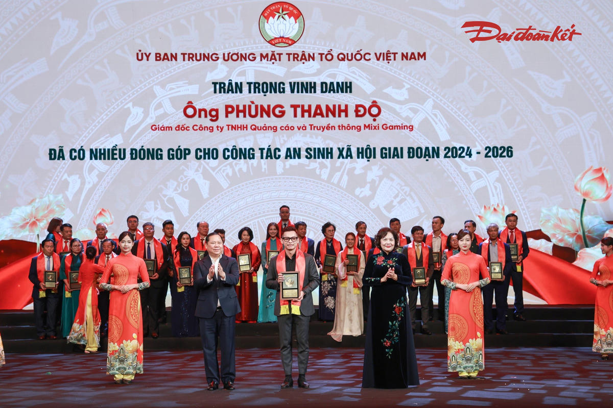 Phó Chủ tịch Quốc hội Nguyễn Thị Hồng và Phó Bí thư Thường trực Đảng ủy Dân vận, Mặt trận và các đoàn thể Trung ương, Phó Chủ tịch Ủy ban Trung ương MTTQ Việt Nam Nguyễn Phi Long vinh danh ông Phùng Thanh Độ - Giám đốc Công ty TNHH Quảng cáo và Truyền thông Mixi Gaming.