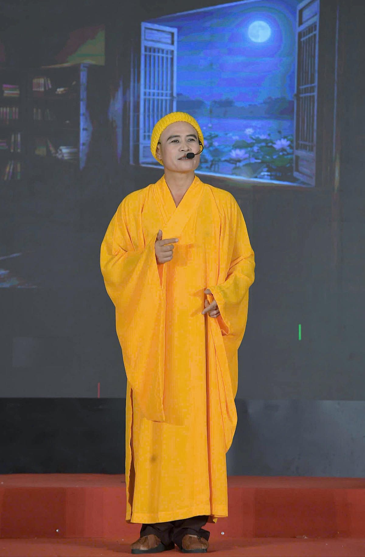 Qua từng phân cảnh, hình ảnh vị cao tăng nghiêm trì giới luật, tận tụy tu học và phụng sự đạo pháp được khắc họa trên sân khấu.