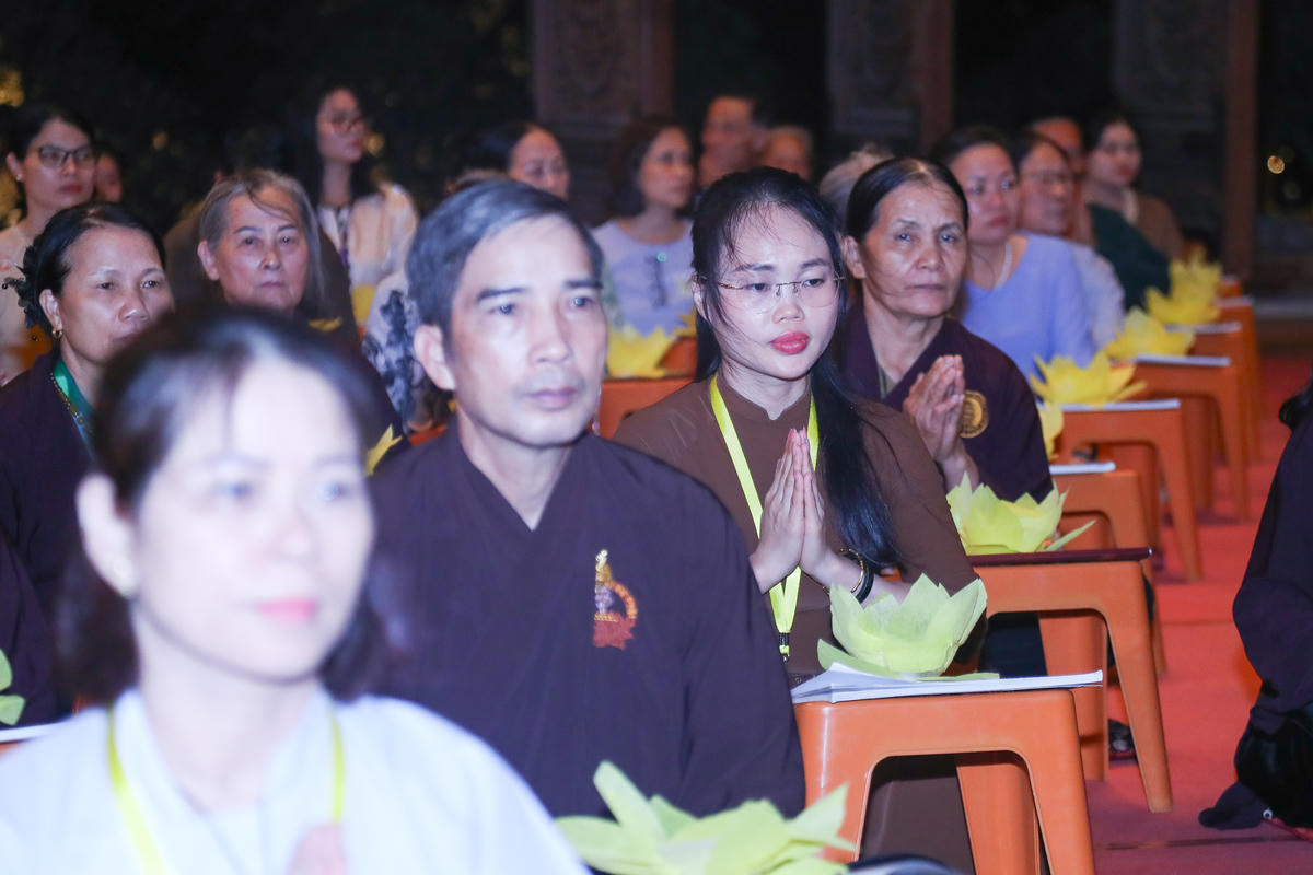 Hàng nghìn phật tử cùng thành kính cầu mong những điều tốt đẹp. Ảnh: Lê Khánh