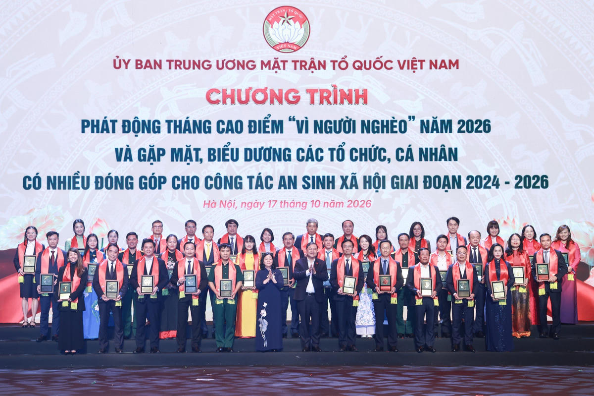 Các tập thể và cá nhân có nhiều đóng góp cho chương trình an sinh xã hội giai đoạn 2024-2026 được vinh danh tại chương trình. Ảnh: Quang Vinh