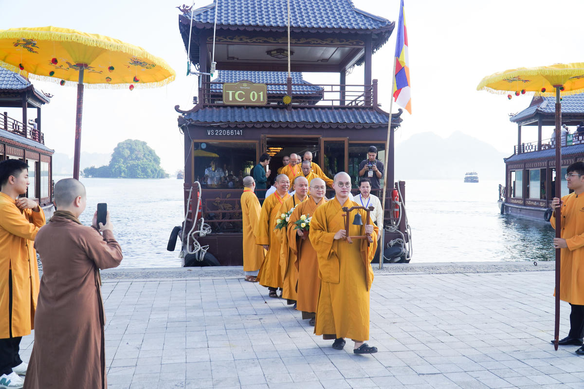 Sau đó, các Chư Tôn tiến về khu vực tổ chức các sự kiện trưng bày, triển lãm, dự tọa đàm với chủ đề "Thư pháp Quốc ngữ trong không gian văn hóa Phật giáo: Nền tảng, giá trị và hướng phát triển". Ảnh: Đình Minh