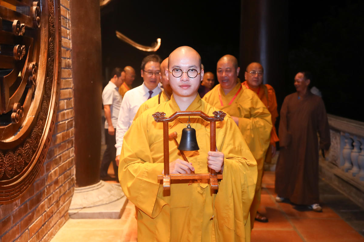 Lễ hội hoa đăng cầu nguyện 'Quốc thái dân an - thế giới hòa bình' được tổ chức tại chùa Tam Chúc tối 17/10. Ảnh: Lê Khánh