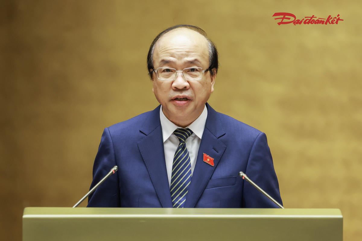 Chủ nhiệm Ủy ban Pháp luật và Tư pháp của Quốc hội Phan Chí Hiếu trình bày Báo cáo ý kiến của Thường trực Ủy ban Pháp luật và Tư pháp đối với nội dung dự kiến tiếp thu, giải trình và chỉnh lý dự thảo Bộ luật Hình sự (sửa đổi) và Báo cáo thẩm tra về dự án Luật Tổ chức cơ quan điều tra hình sự (sửa đổi). Ảnh: Quang Vinh