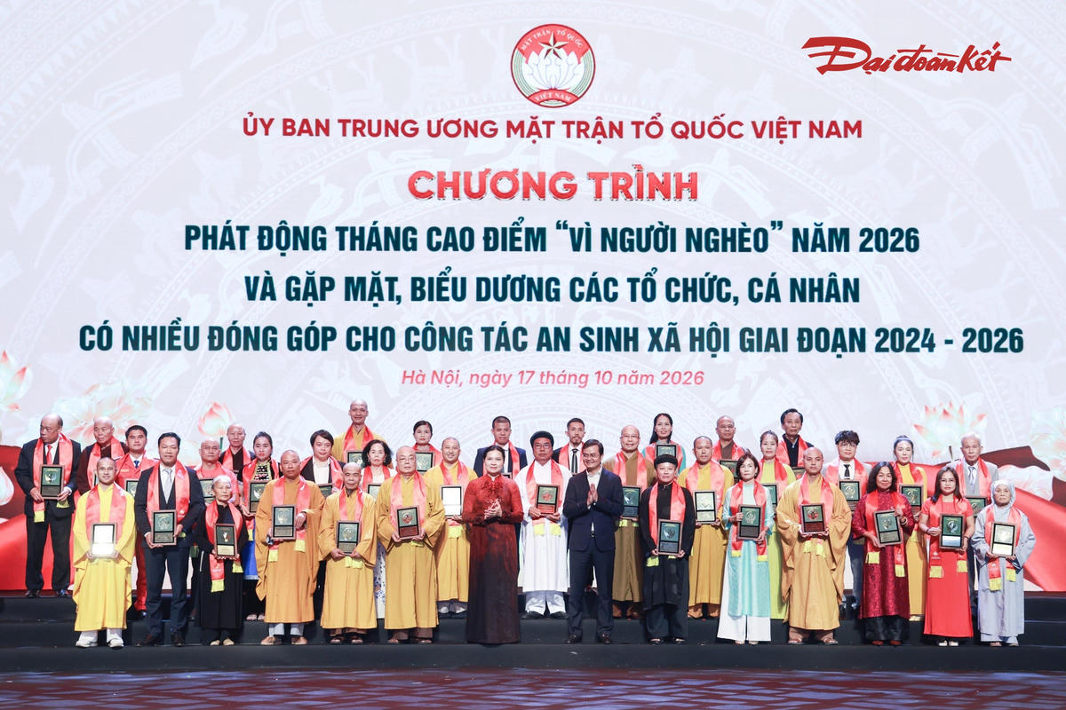 Phó Chủ tịch - Tổng Thư ký Ủy ban Trung ương MTTQ Việt Nam Hà Thị Nga và Phó Chủ tịch Ủy ban Trung ương MTTQ Việt Nam, Bí thư thứ nhất Trung ương Đoàn TNCS Hồ Chí Minh Bùi Quang Huy vinh danh các đại biểu tại chương trình.