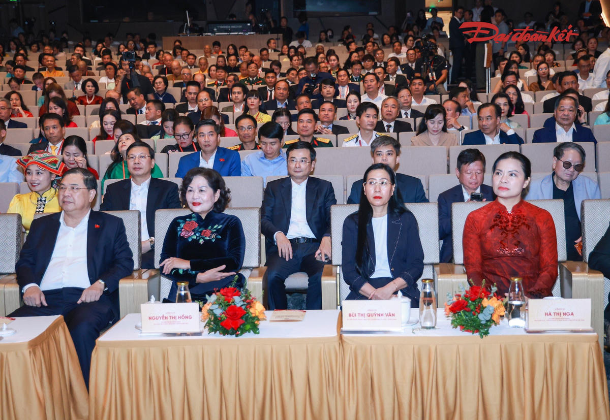 Phó Thủ tướng Thường trực Chính phủ Phạm Gia Túc và các đại biểu tham dự chương trình. Ảnh: Quang Vinh.