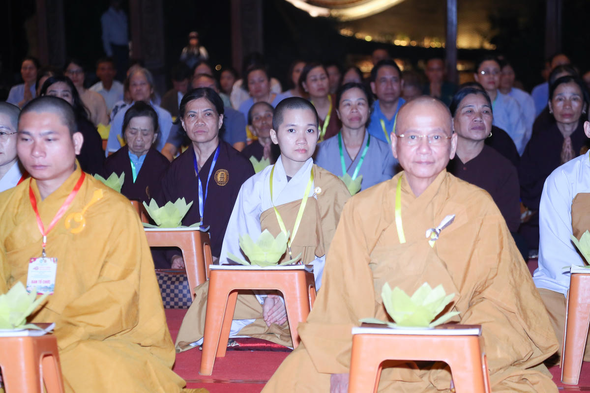 Ánh sáng hoa đăng tạo nên không gian văn hóa tâm linh, gửi gắm ước nguyện về cuộc sống bình an và hạnh phúc. Ảnh: Lê Khánh