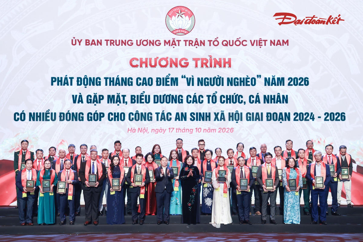 Phó Chủ tịch Quốc hội Nguyễn Thị Hồng và Phó Bí thư Thường trực Đảng ủy Dân vận, Mặt trận và các đoàn thể Trung ương, Phó Chủ tịch Ủy ban Trung ương MTTQ Việt Nam Nguyễn Phi Long vinh danh các đại biểu tại chương trình.