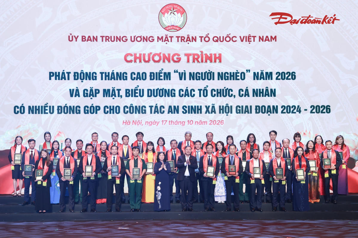 Chủ tịch Ủy ban Trung ương MTTQ Việt Nam Bùi Thị Minh Hoài và Phó Thủ tướng Thường trực Chính phủ Phạm Gia Túc vinh danh các đại biểu tại chương trình.