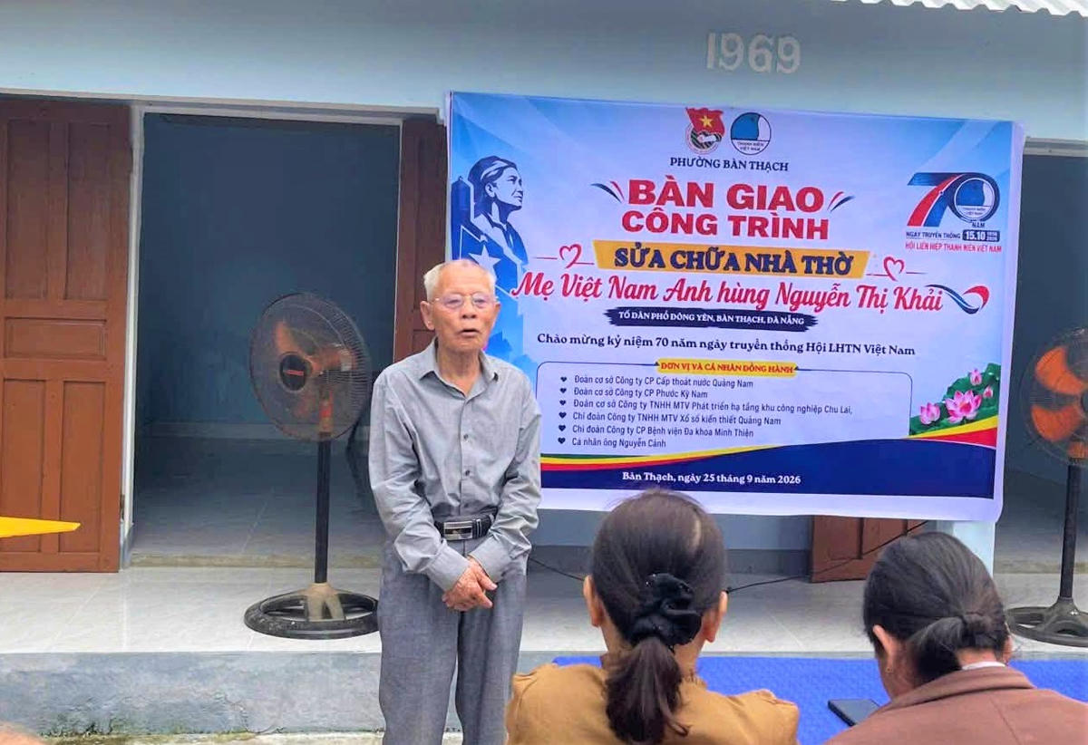 Người dân thân của gia đình Mẹ Việt Nam anh hùng Nguyễn Thị Khải gửi lời cảm ơn đến cơ quan chức năng. Ảnh: BT.