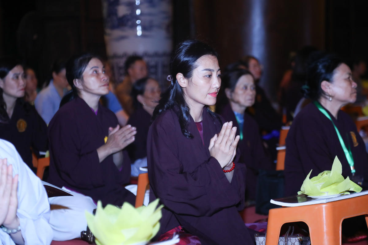 Từ ngọn đăng đầu tiên được truyền trao, ánh sáng lần lượt lan tỏa đến hàng ngàn ngọn nến lung linh giữa màn đêm tĩnh mịch ở Tam Chúc. Ảnh: Lê Khánh