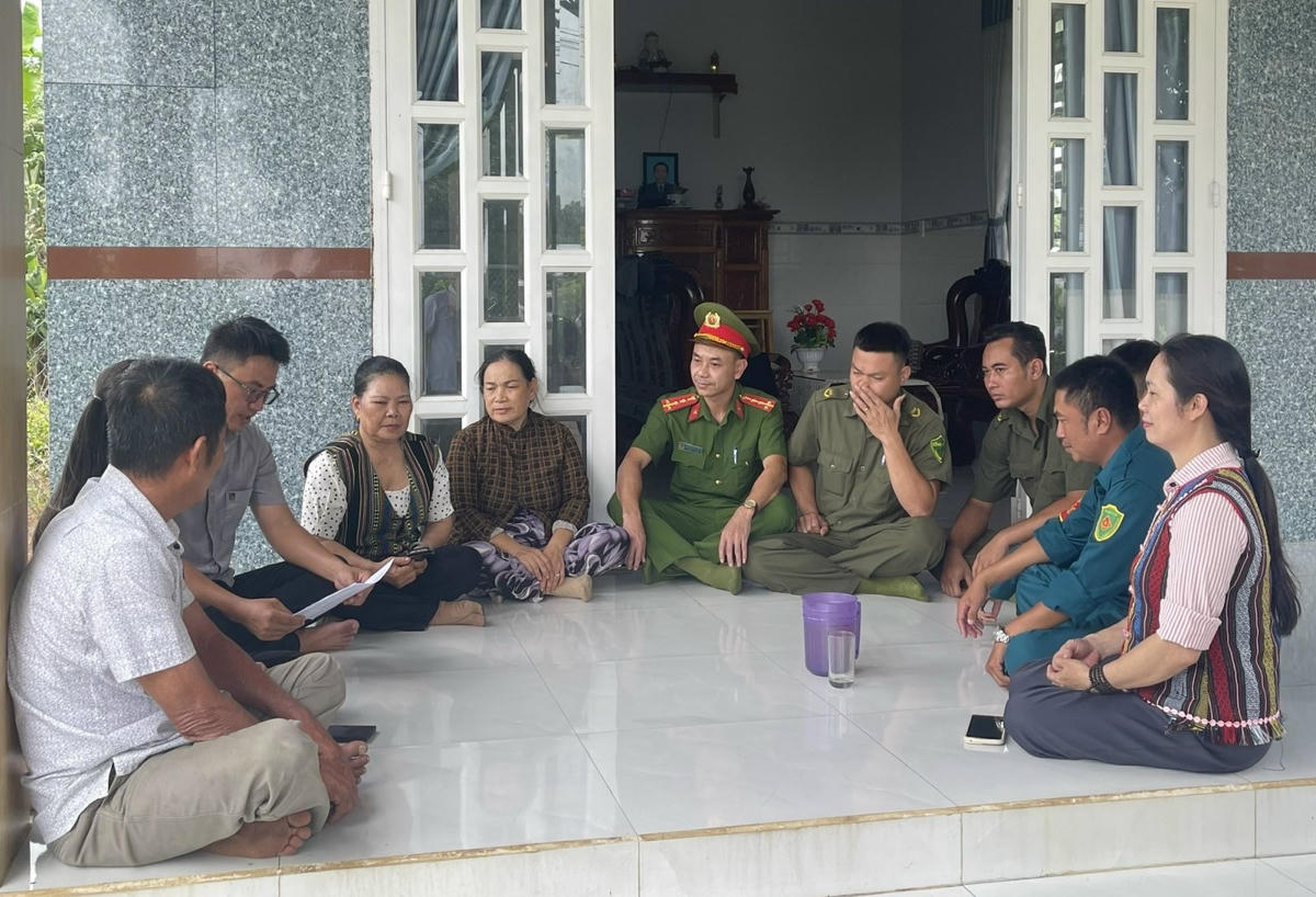 Công tác tuyên truyền pháp luật được đưa vào các cuộc họp dân, sinh hoạt đoàn thể,... tạo nên một khu phố an ninh, trật tự. Ảnh: H.N
