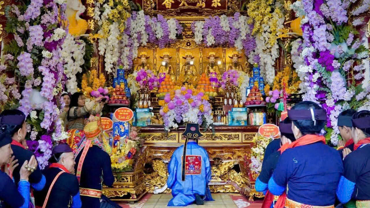 Các cao niên, người có uy tín làm lễ trong đền. Ảnh: Thu Nhài.
