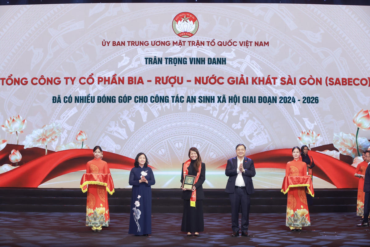 Chủ tịch Ủy ban Trung ương MTTQ Việt Nam Bùi Thị Minh Hoài và Phó Thủ tướng Thường trực Chính phủ Phạm Gia Túc vinh danh Công ty Cổ phần Bia -  Rượu - Nước giải khát Sài Gòn (SABECO)
