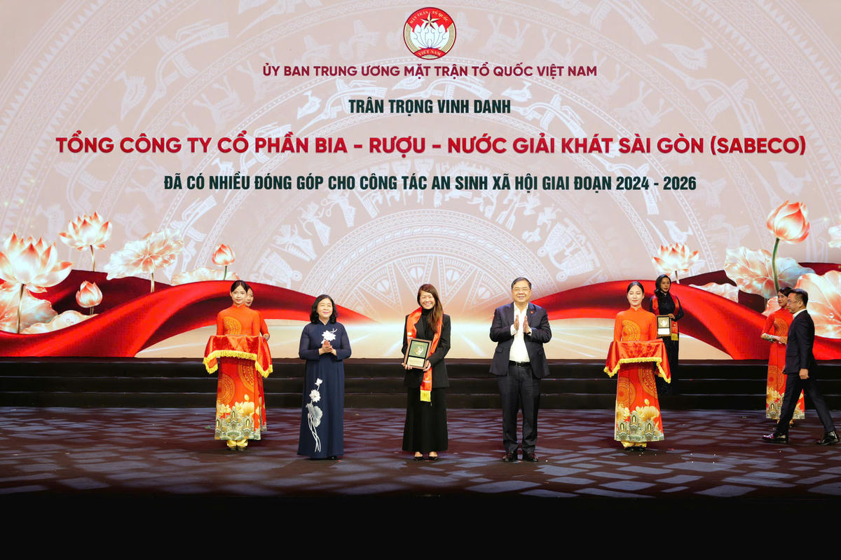 Phó Thủ Tướng Phạm Gia Túc và Chủ tịch Ủy ban Trung ương Mặt trận Tổ quốc Việt Nam Bùi Thị Minh Hoài trao biểu trưng cho bà Lim Pei Chi Patsy, Phó Tổng giám đốc SABECO, tại sự kiện ngày 17/10