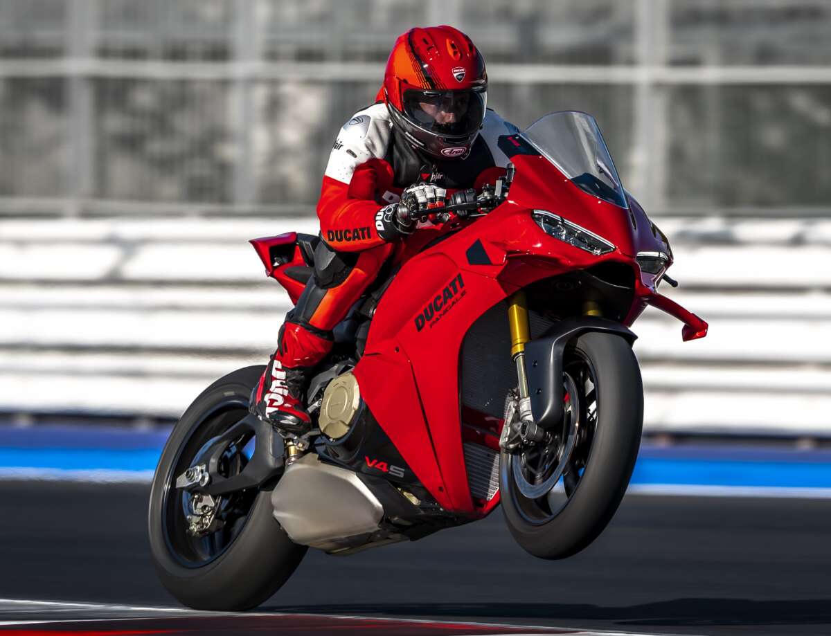 Panigale V4 đời 2027 tại đường đua Vallelunga