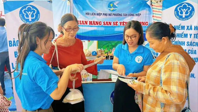 Cán bộ Bảo hiểm xã hội TPHCM tư vấn cho người dân về chính sách an sinh xã hội. Ảnh: M.Chi.