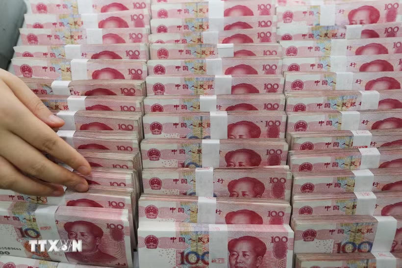 Đồng tiền mệnh giá 100 nhân dân tệ của Trung Quốc. Ảnh: AFP/TTXVN.